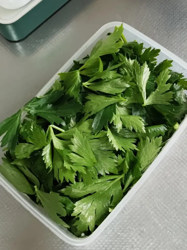 快手蒸芹菜叶 第 1 步