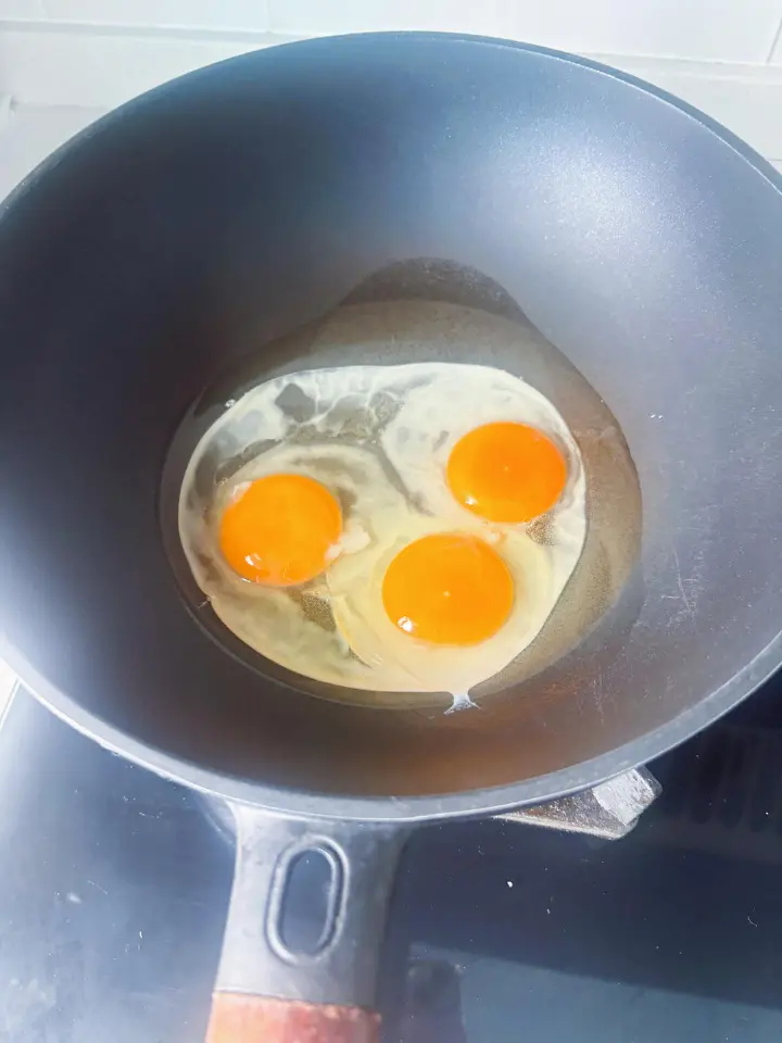 豆芽炒鸡蛋 第 1 步