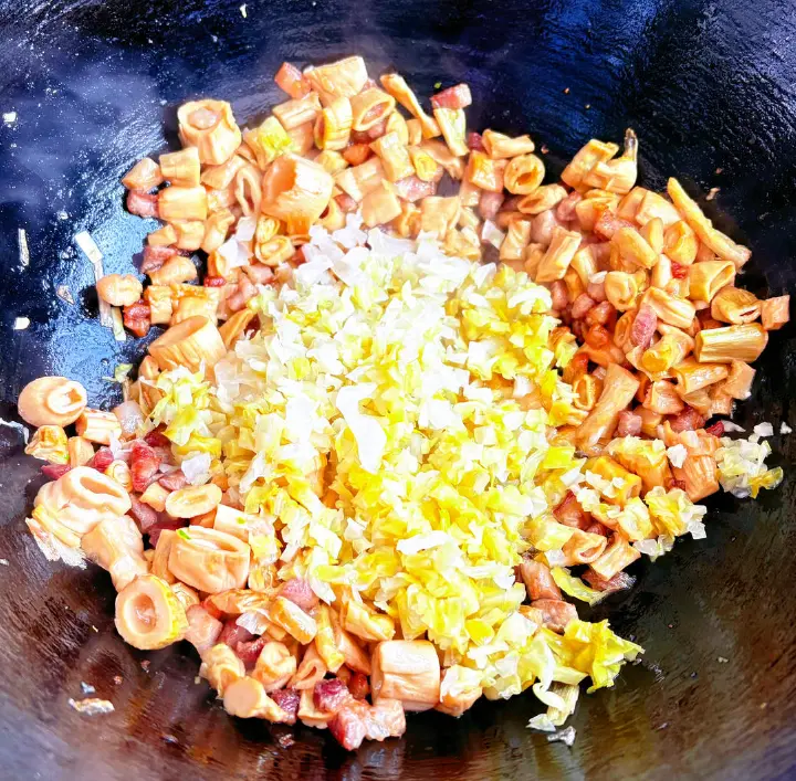 肉沫酸包菜炒笋丁 第 6 步