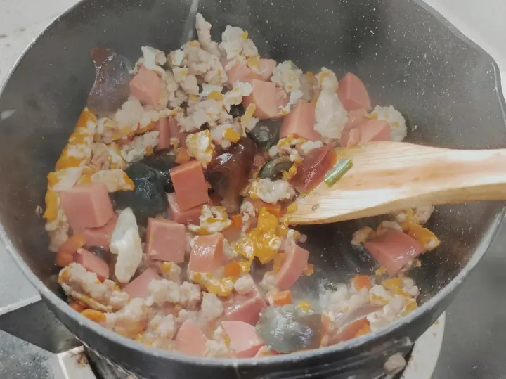 皮蛋瘦肉锅巴炒饭 第 6 步