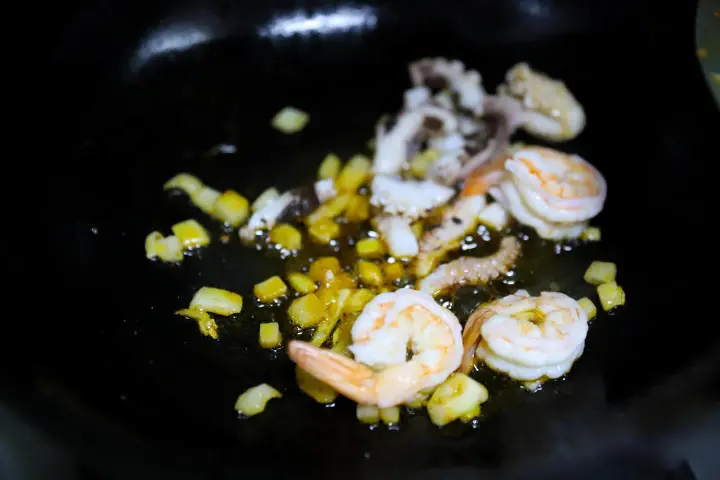 美极海鲜炒饭 第 6 步