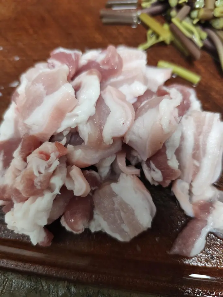 藠头蕨菜炒五花肉 第 1 步