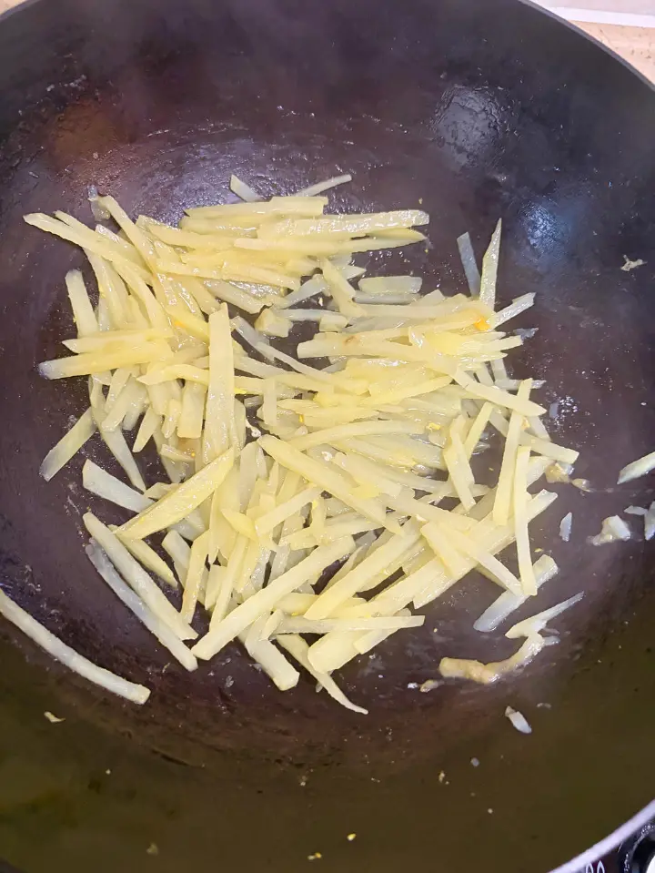 土豆炒鸡蛋 第 4 步