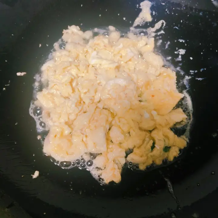 洋葱炒蛋 第 2 步