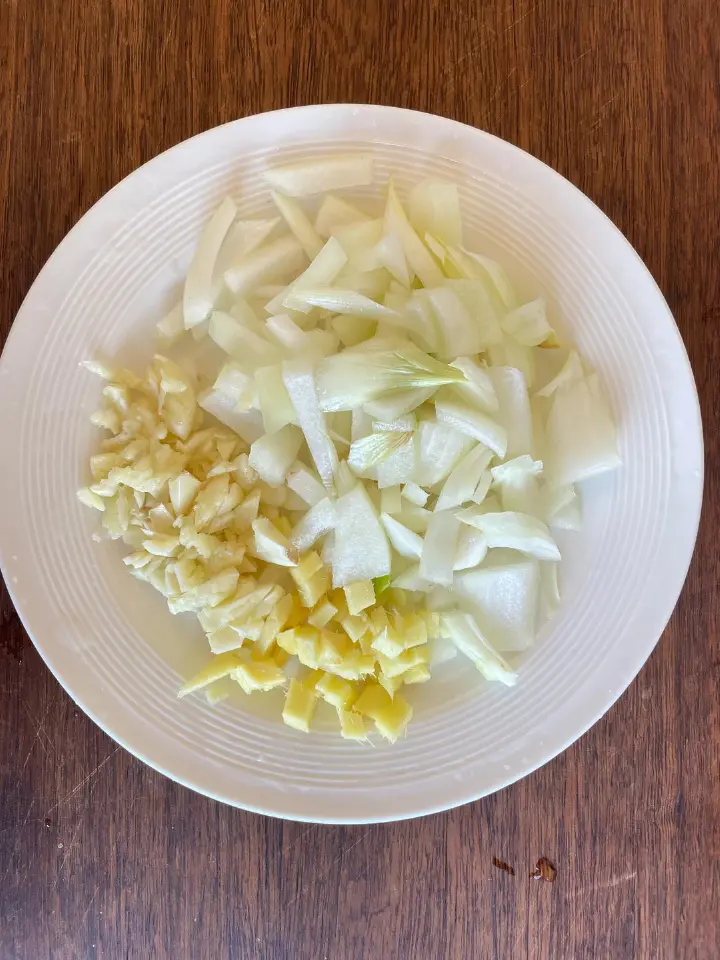 咖喱梅花肉炖土豆 第 3 步