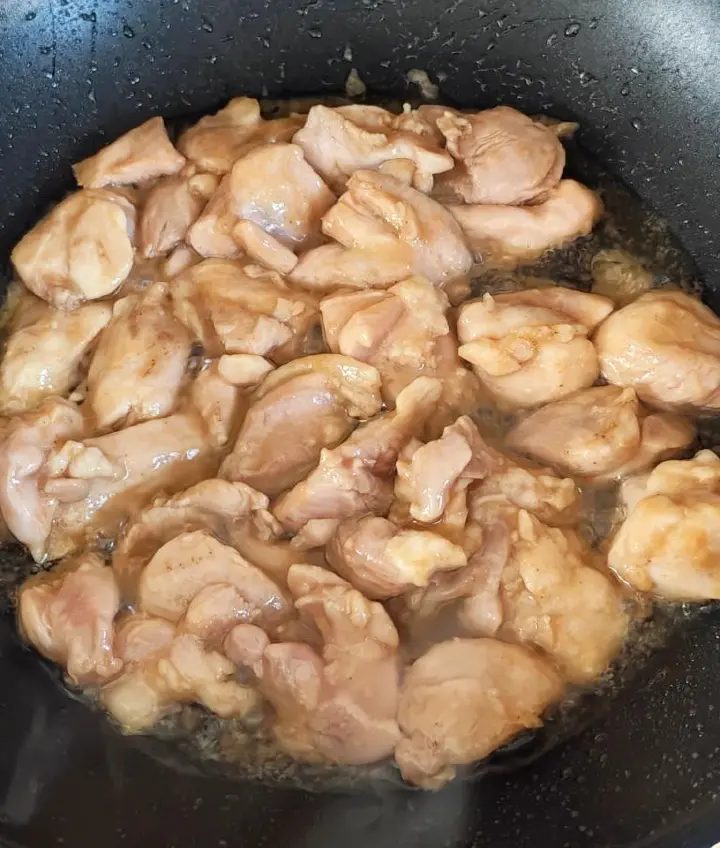 口蘑炒鸡腿肉 第 3 步