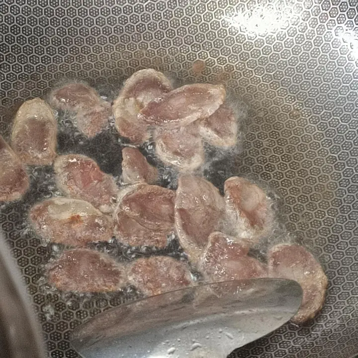 酸菜炒腊肉腊肠 第 6 步