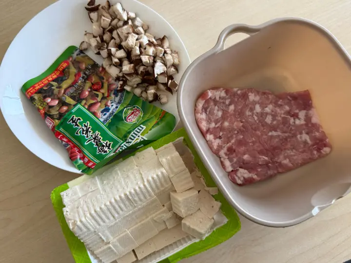 梅菜肉末烧豆腐 第 1 步