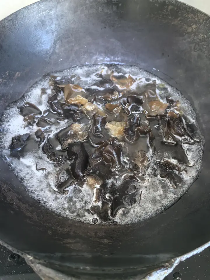 家常葱烧木耳 第 2 步