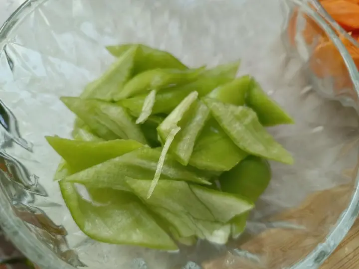 青椒木耳炒杏鲍菇 第 2 步