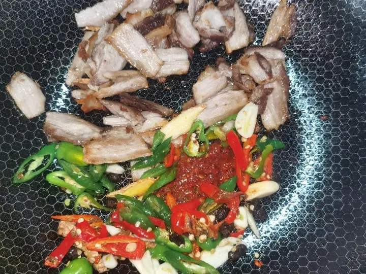 蒜苗包菜回锅肉 第 4 步