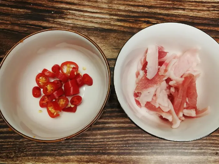 芹菜炒肉丝 第 2 步
