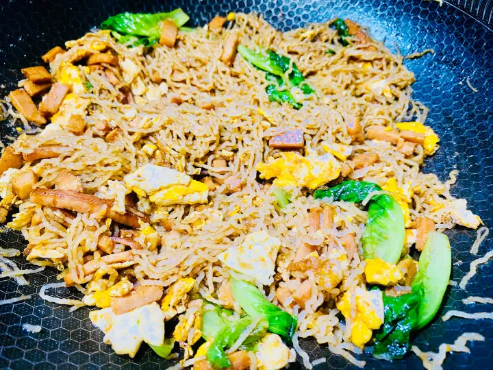 广式鸡蛋午餐肉炒米粉 第 7 步