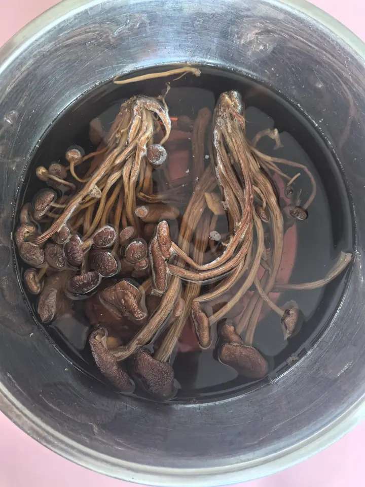白菜炒茶树菇 第 2 步