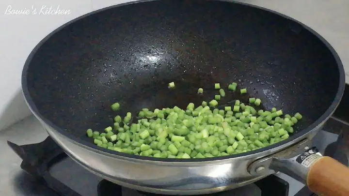 蒜苔炒鸡丁 第 7 步