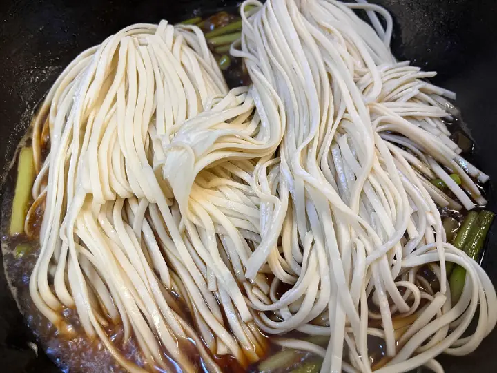 蒜苔腊肠焖面 第 12 步
