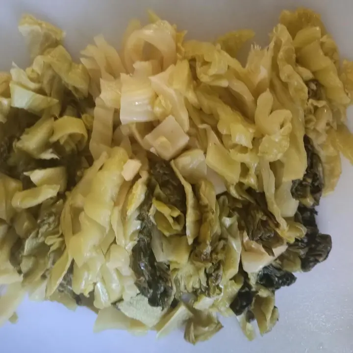 酸菜炒腊肉腊肠 第 4 步