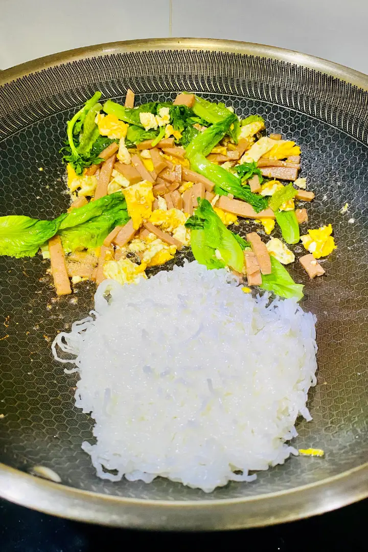 广式鸡蛋午餐肉炒米粉 第 6 步