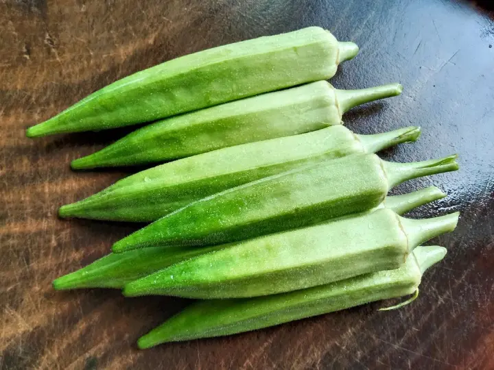 秋葵炒蛋、蒸茄子与炒红薯叶 第 3 步