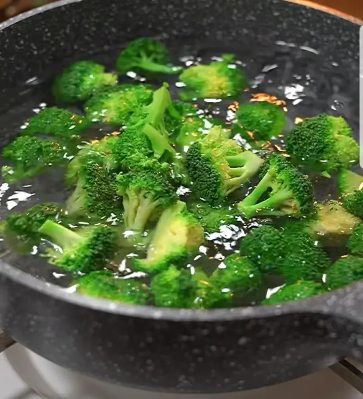 西兰花炒虾仁 第 1 步