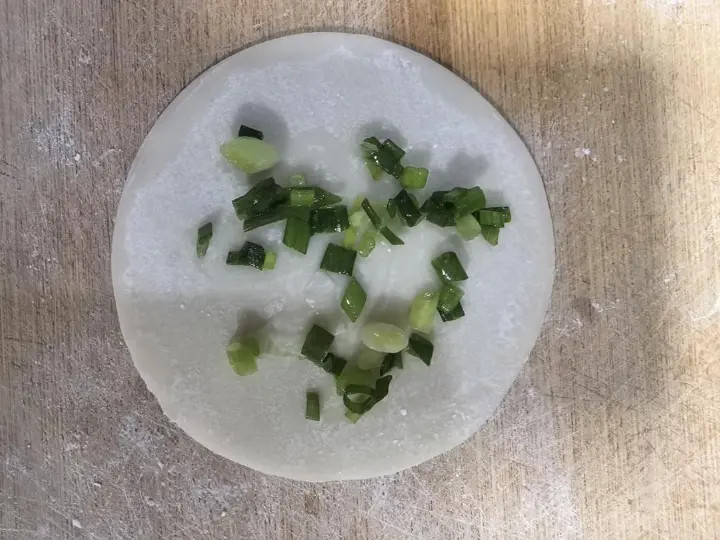 饺子皮葱油饼 第 2 步