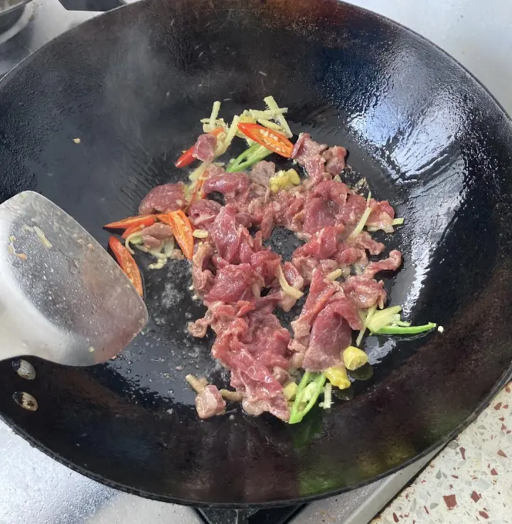 香芹小炒黄牛肉 第 3 步