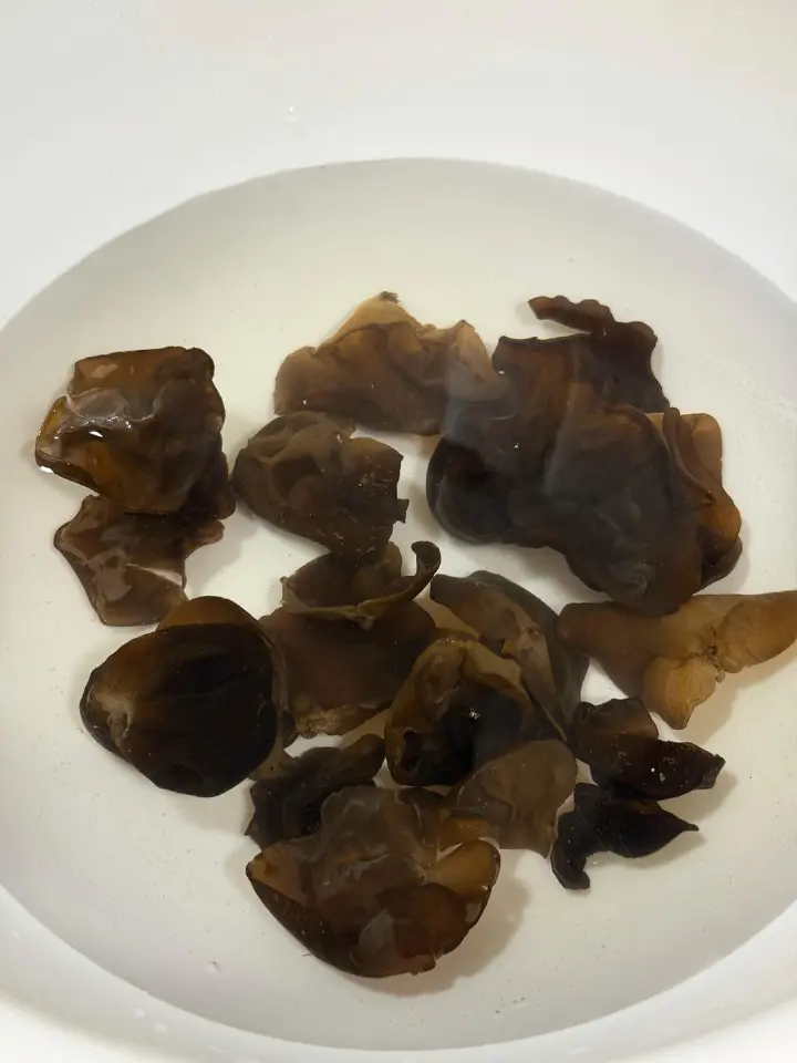 莴笋木耳炒肉片 第 3 步