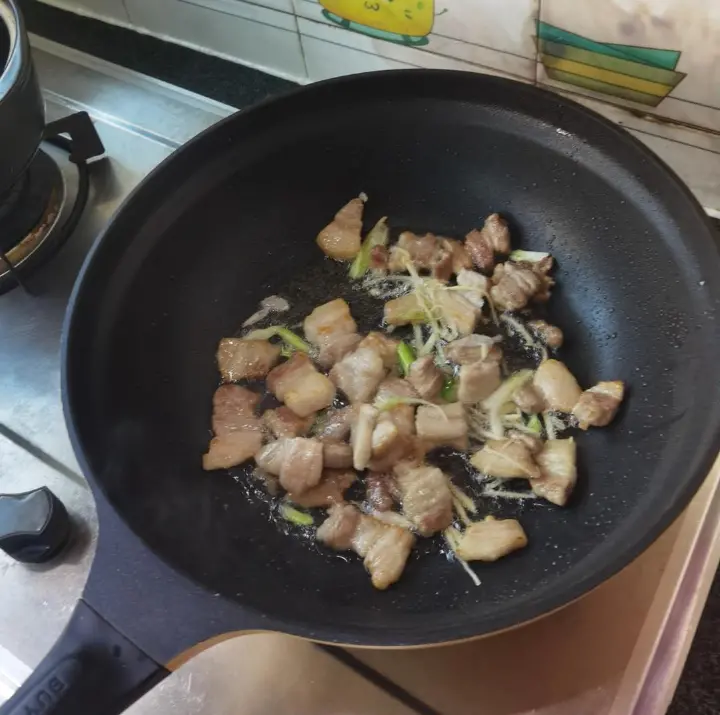 酸菜炖五花肉 第 5 步