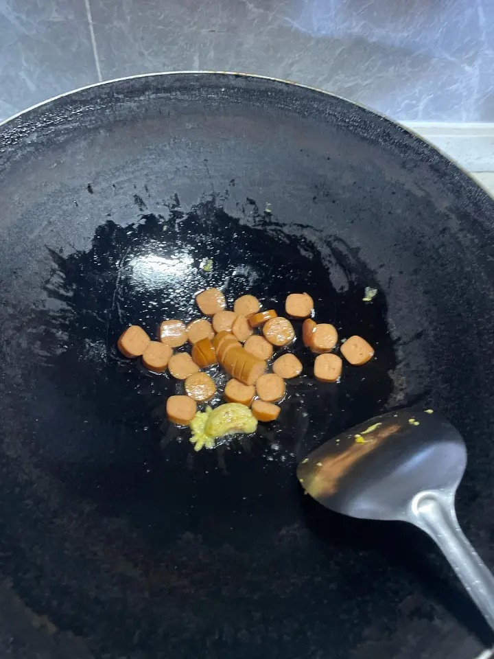 鸡蛋香肠炒黄瓜 第 4 步