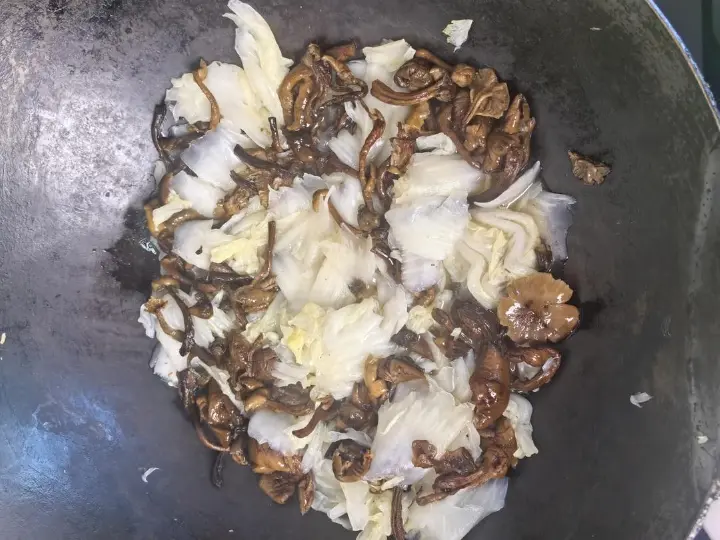 榛蘑炒白菜 第 8 步