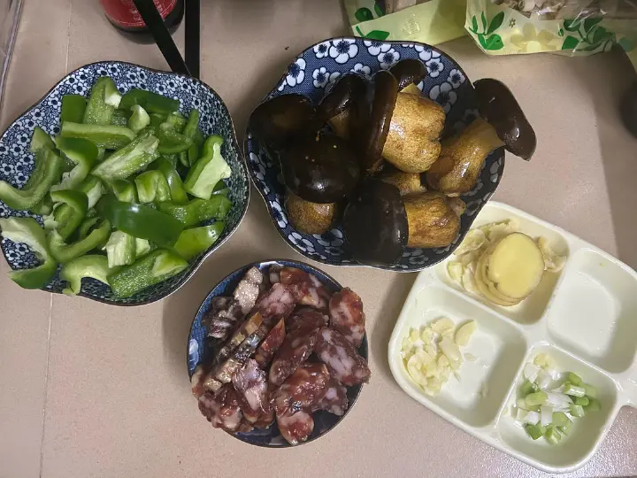 青椒牛肝菌炒腊肉 第 1 步