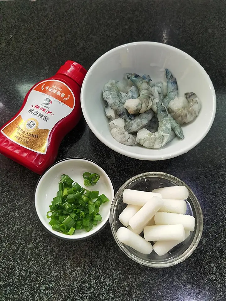甜辣酱炒年糕虾仁 第 1 步