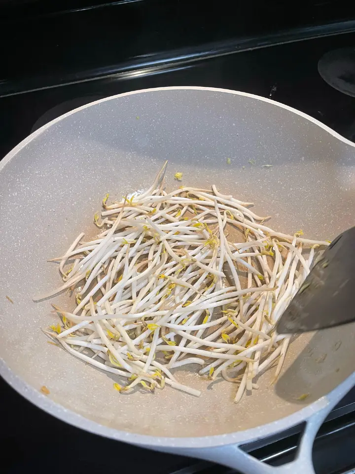 大排档风味韭菜豆芽炒米粉 第 9 步