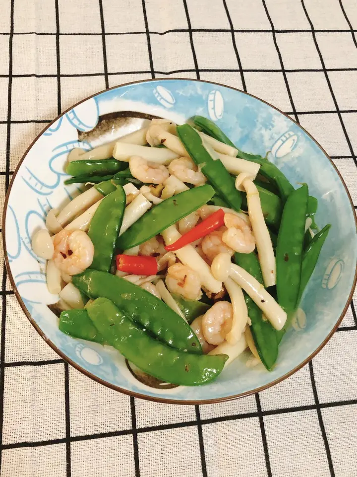 海鲜菇荷兰豆炒虾仁 第 7 步