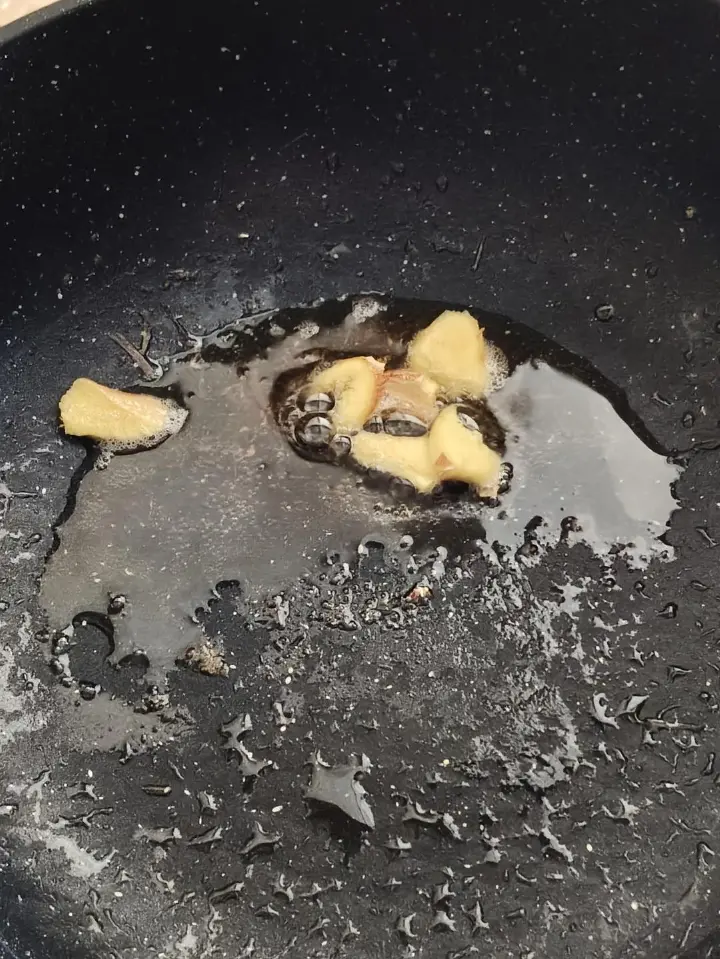 鱼干西红柿烧肉 第 2 步