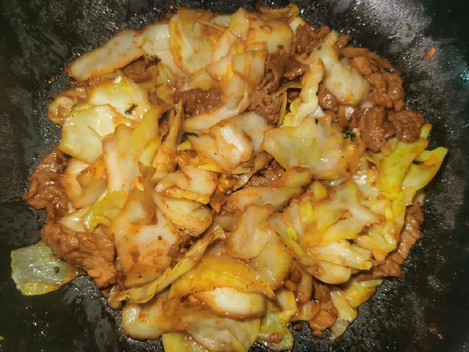 包菜炒肉片成品图