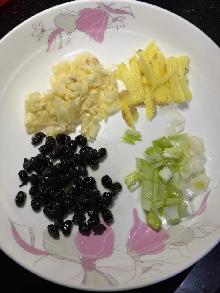 豆豉清蒸鲈鱼 第 2 步
