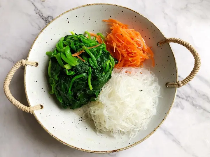 菠菜鸡蛋手抓饼馅饼 第 2 步
