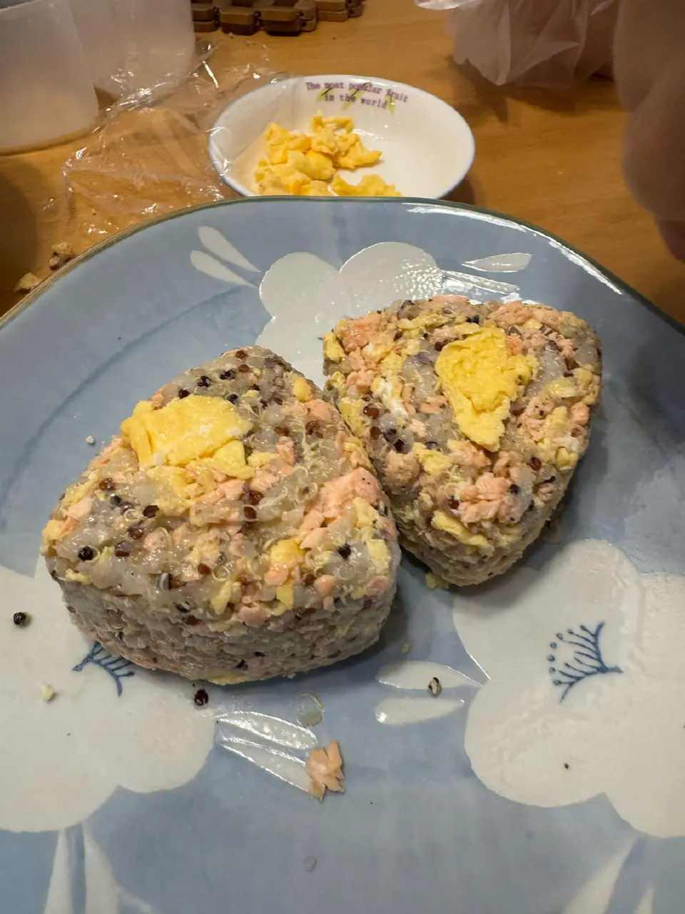 三文鱼杂粮饭团成品图