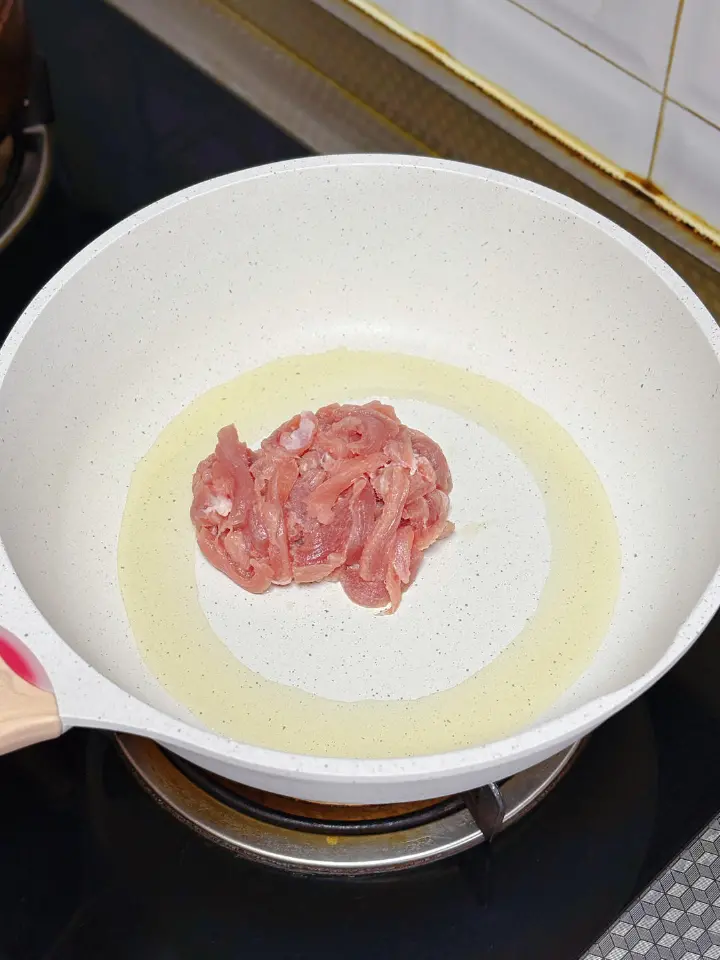 彩椒炒肉丝 第 2 步