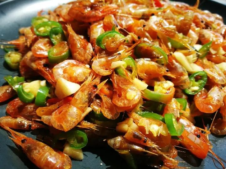 辣椒炒河虾干 第 4 步