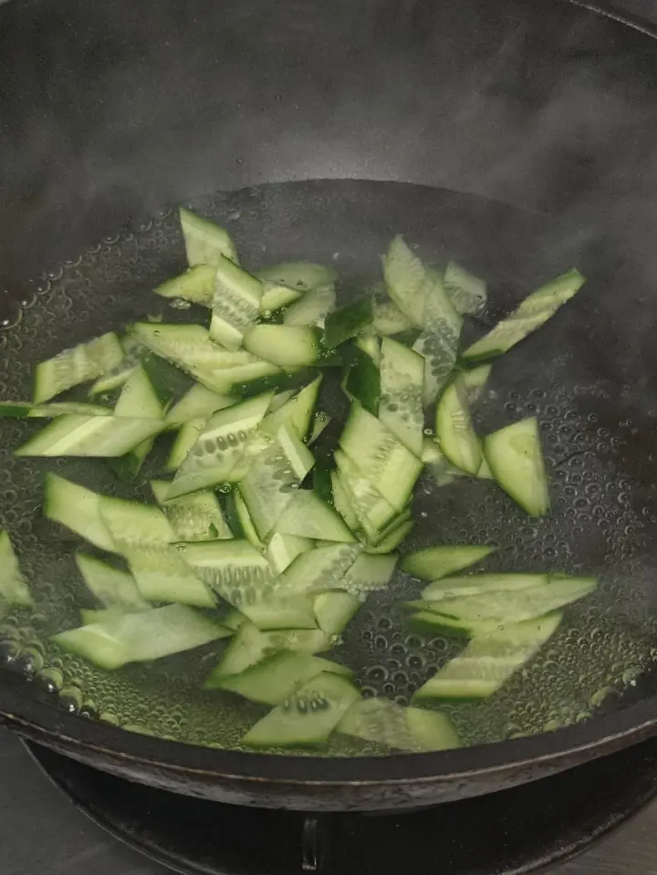 黄瓜紫菜虾米蛋花汤 第 3 步