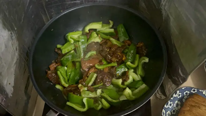 青椒牛肝菌炒腊肉 第 15 步