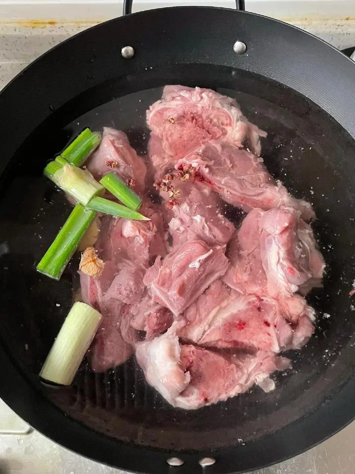 东北酸菜炖棒骨 第 2 步