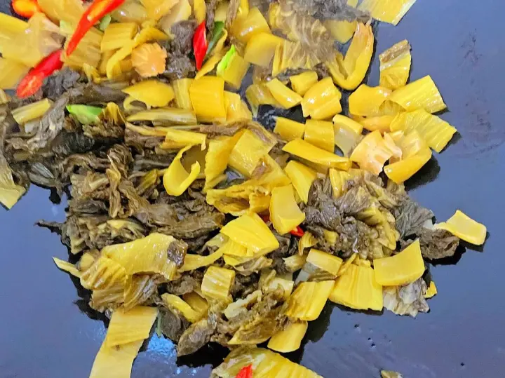 酸菜炒肉片 第 4 步