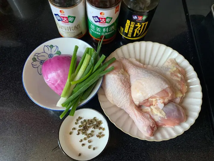 花椒葱油拌鸡腿 第 1 步