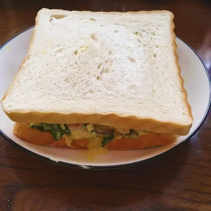 酸黄瓜番茄红肠三明治 第 11 步