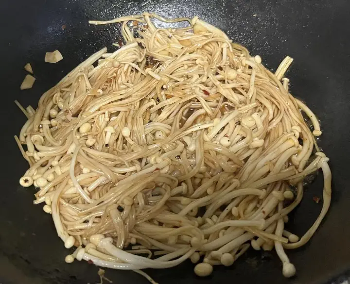 辣炒金针菇 第 2 步