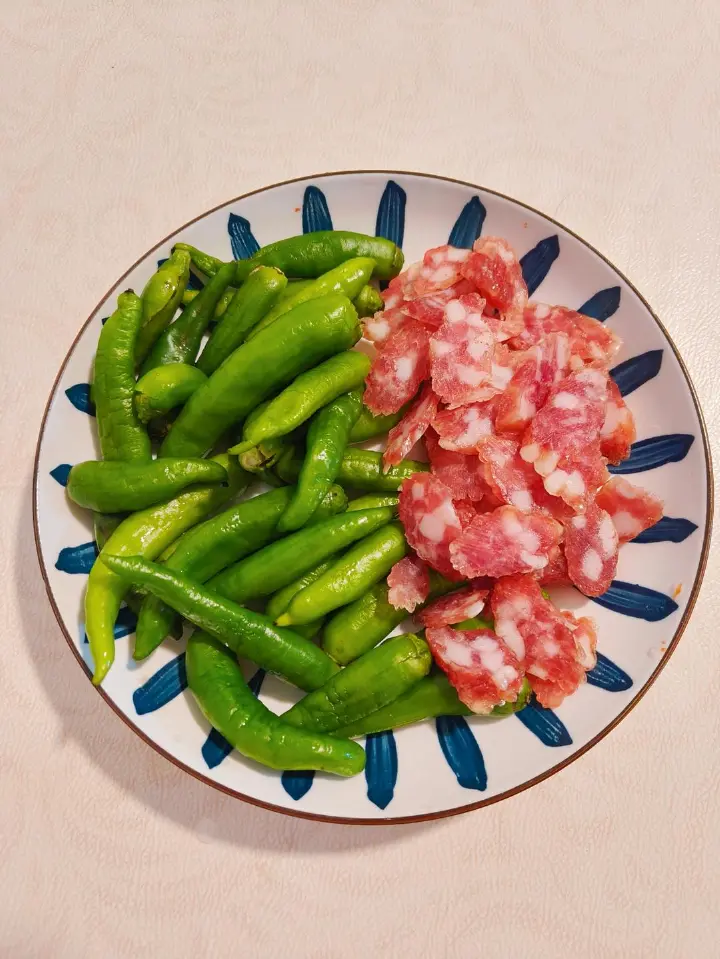 豆豉腊肠炒樟树港辣椒 第 1 步