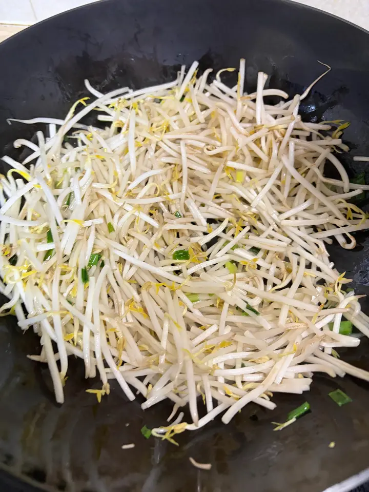 绿豆芽粉条炒鸡蛋 第 6 步